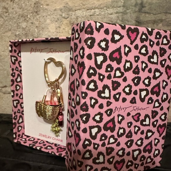 🛍️ Betsey Johnson Openable Gold Picnic Basket Bag Charm or Keychain - Picture 3 of 4